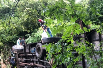 தடம்புரண்டது பேருந்து: 30 ஊழியர்கள் படுகாயம்