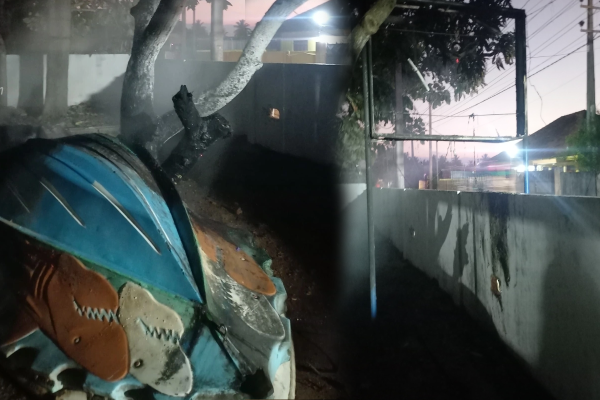 யாழில் பொலிஸ் நிலையத்தில் தீ விபத்து ; சான்று பொருளுக்கு நேர்ந்த கதி | Fire At Police Station In Jaffna யாழில் பொலிஸ் நிலையத்தில் தீ விபத்து ; சான்று பொருளுக்கு நேர்ந்த கதி | Fire At Police Station In Jaffna