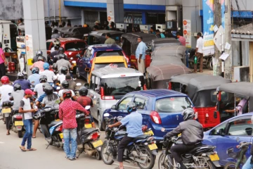 ඉන්ධන පෝලිමක තෙරපීමකින් තවත් පුද්ගලයෙකු අවාසනාවන්ත ලෙස මියයයි