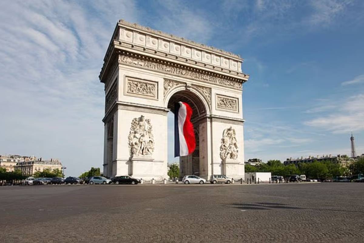பிரான்சில் போராட்டம் தீவிரம்... பாரிஸில் Arc de Triomphe மீதிருந்து குதித்த இளைஞர் | Man Jumping Off Arc De Triomphe பிரான்சில் போராட்டம் தீவிரம்... பாரிஸில் Arc de Triomphe மீதிருந்து குதித்த இளைஞர் | Man Jumping Off Arc De Triomphe