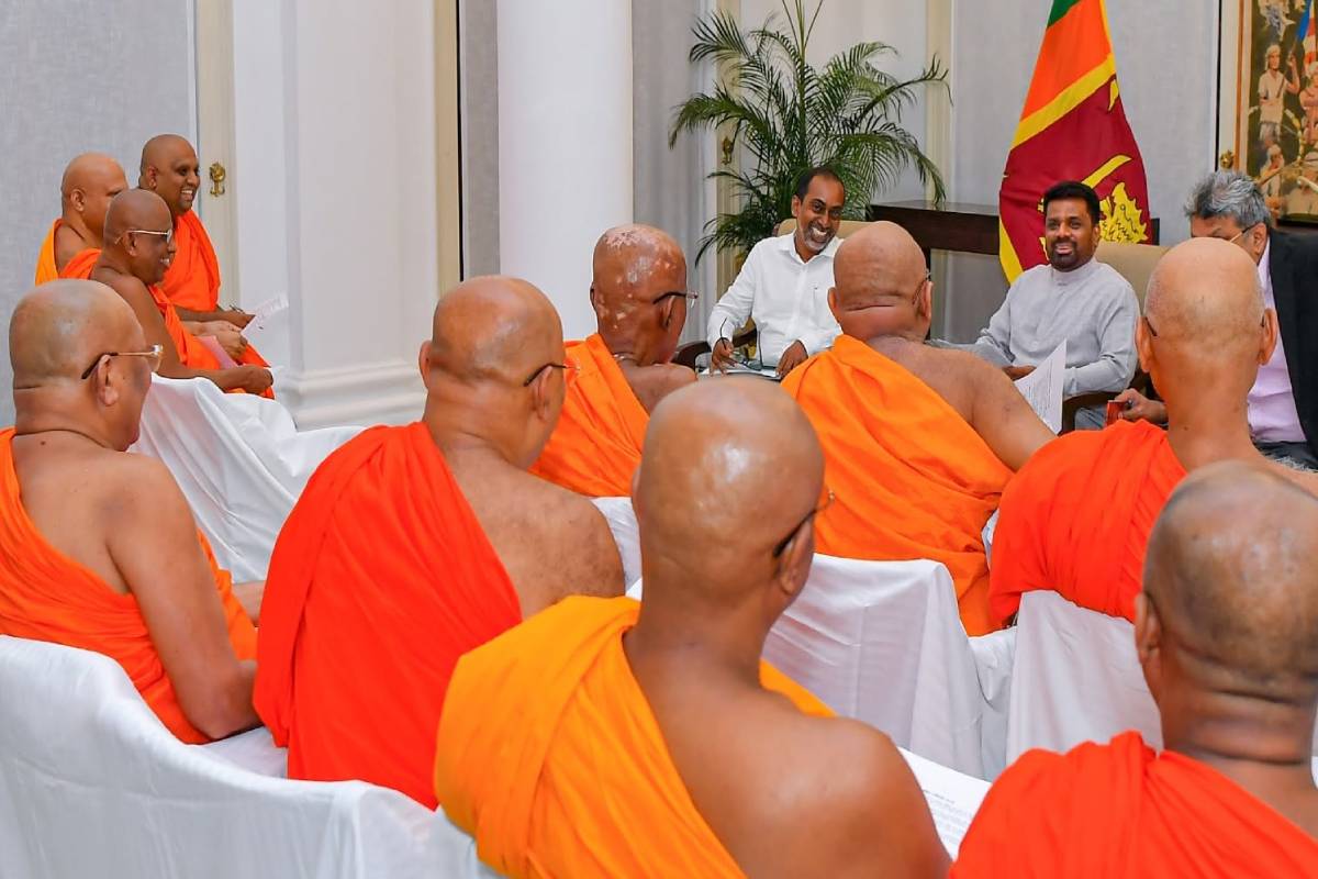 தேரர்களுக்கான தனிச்சட்டம் இதுவரை இல்லை..! அவசரக் குழுவை நியமித்த ஜனாதிபதி | Amendment To The Laws Concerning Buddhist Monks தேரர்களுக்கான தனிச்சட்டம் இதுவரை இல்லை..! அவசரக் குழுவை நியமித்த ஜனாதிபதி | Amendment To The Laws Concerning Buddhist Monks