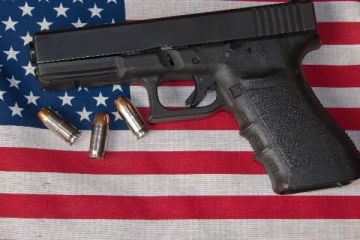 அமெரிக்காவில் துப்பாக்கி பயன்பாடு  தொடர்பில் உச்சநீதிமன்றம் அதிரடி தீர்ப்பு