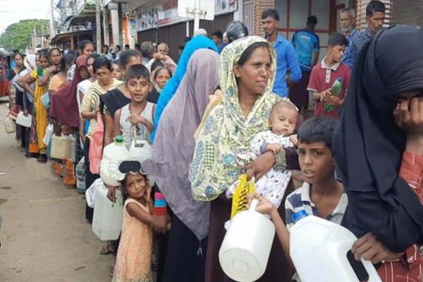 முன்னேறி செல்லும் இலங்கை! (Photos) | Trincomalee Mutur People Purchase Of Kerosene Line