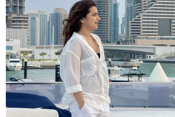 துபாய் சுற்றுலா சென்றுள்ள டிடி-யின் செம ஸ்டைலிஷ் புகைப்படங்கள், இதோ..