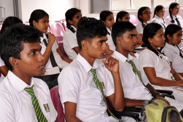உயர்தர பரீட்சை ; வணிகம் மற்றும் பௌதீக விஞ்ஞான பிரிவுகளில் முதலிடம் பெற்ற மாணவர்கள் | A L Result 2021