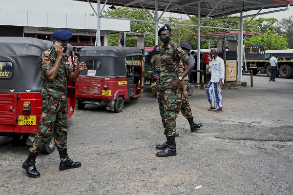 திடீரென  எரிபொருள் நிரப்பு நிலையத்தினுள் நுழைந்த  சொகுசு ஜீப் | Accident Srilanka