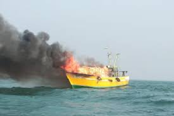 இந்தியா - ஆந்திராவில் நடுக்கடலில் தீப்பிடித்த படகு : 11 மீனவர்கள் பாதுகாப்பாக மீட்பு! | Boat Catches Fire In Andhra 11 Fishers Rescued