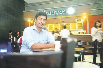 வெளிநாட்டில் கைநிறைய சம்பளம்... மொத்தமாக விட்டுவிட்டு இந்தியாவில் டீ விற்று கோடிகள் சம்பாதிக்கும் நபர்