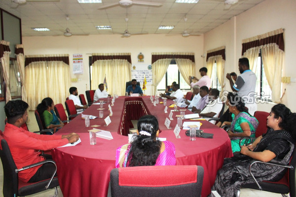 ஜனாதிபதியும் பிரதமரும் உடனடியாக பதவி விலகவேண்டும்: தீர்மானம் நிறைவேற்றம் | President Prime Minister Should Resign Immediately