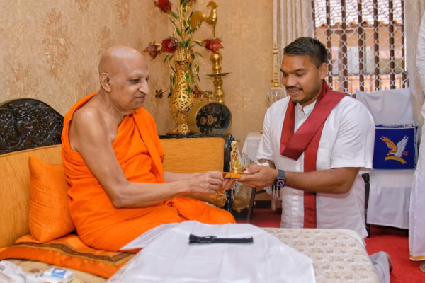 அஸ்கிரிய பீட மகாநாயக்கா்களை சந்தித்த நாமல் | Namal Visit Kandy Asgiriya Chapter