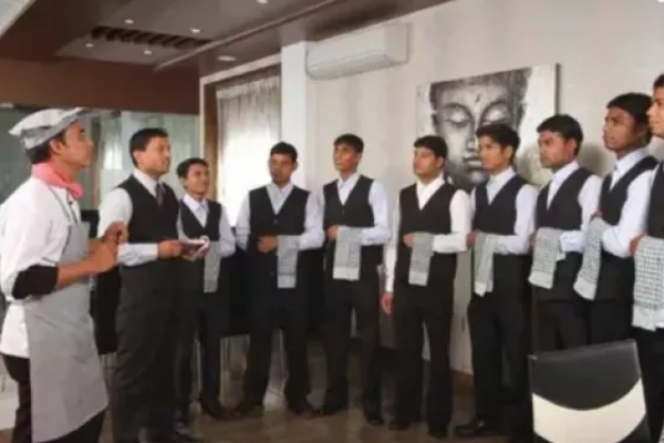 அம்பானியின் அன்டிலியா இல்லத்தில் வேலை வேண்டுமா? பணியாளர்கள் தேர்வு முறை இதுதான் | How Staffs Recruited In Ambani Antilia House