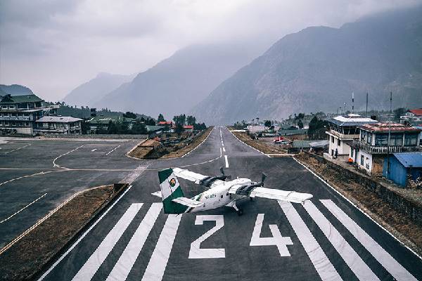 உலகின் ஆபத்தான விமான நிலையங்கள்! விசேட பயிற்சி பெற்ற விமானிகளால் மட்டுமே சாத்தியம் | The 7 Most Dangerous Airports In The World