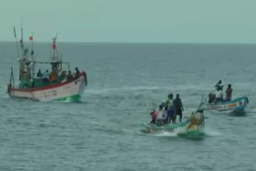 மீன்பிடிக்க சென்ற போது படகு கவிழ்ந்து விபரீதம் - 5 மீனவர்கள் என்ன ஆனார்கள்?