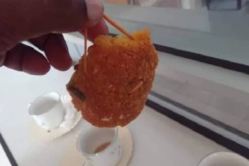 இலங்கையில் கடையொன்றில் வடை சாப்பிட்டுக் கொண்டிருந்தவருக்கு காத்திருந்த அதிர்ச்சி!