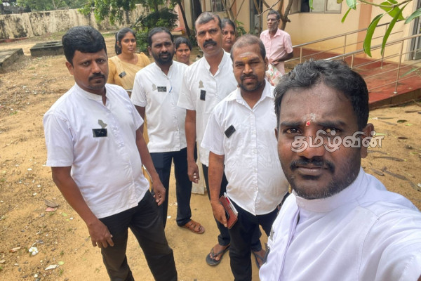 கிளிநொச்சி கிராம அலுவலர்கள் கறுப்பு பட்டி அணிந்து பணிக்குச் செல்ல தீர்மானம் | Kilinochchi Grama Niladhari Officials Protest