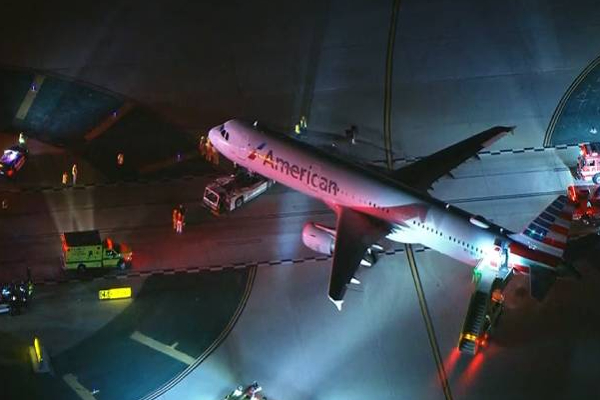 அமெரிக்க விமான நிலையத்தில் பஸ் மீது மோதிய விமானம்! 5 பேர் காயம் | Plane Hit The Bus At The American Airport