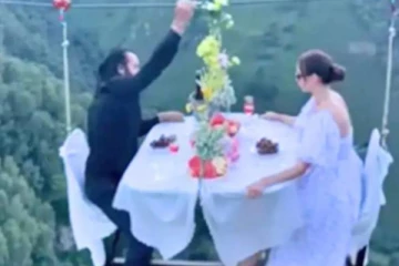 அந்தரத்தில் தொங்கிய நிலையில் புகைப்படம் எடுத்த காதல் ஜோடி!