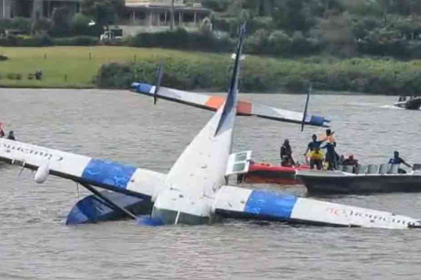 நுவரெலியா ஏரியில் விழுந்த சீ பிளேன்; இரண்டு விமானிகள் வைத்தியசாலையில் | Seaplane Crashes Into Nuwara Eliya Lake நுவரெலியா ஏரியில் விழுந்த சீ பிளேன்; இரண்டு விமானிகள் வைத்தியசாலையில் | Seaplane Crashes Into Nuwara Eliya Lake