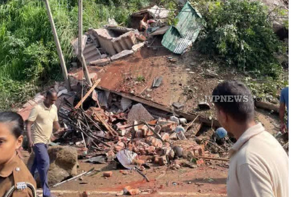 கடுகண்ணாவ மண்சரிவு ; தொடர்ந்து உயரும் பலி எண்ணிக்கை (Update) | Kadugannawa Landslide Woman Rescued Alive