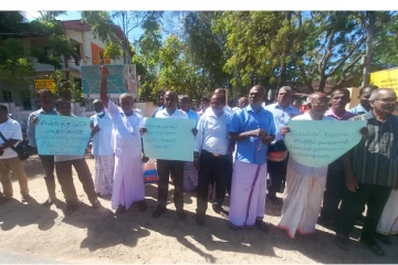 நாட்டுக்கு சோறு போடுவது நாங்கள், விலையை தீர்மானிப்பது நீங்களா..! வவுணதீவில் போராட்டத்தில் இறங்கிய கமக்கார அமைப்புக்கள்