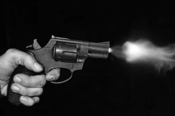 வாக்குவாதத்தின்போது காதலியை நெற்றியில் சுட்ட காதலன்! தானும் சுட்டுக்கொண்டு தற்கொலை