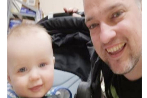 பிரித்தானியாவில் தன்னுடைய 3 வயது குழந்தையுடன் மர்மமான முறையில் இறந்து கிடந்த போலீஸ் அதிகாரி! நடந்தது என்ன? | World Viral News