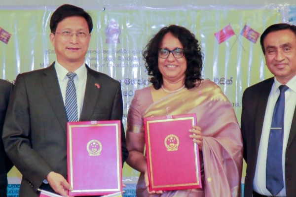 பாடசாலை மாணவர்களுக்கான சீருடையை நன்கொடையாக வழங்கிய நாடு | China Donates School Uniform Fabric To Sri Lanka