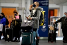 பிரித்தானியாவுடனான போக்குவரத்து தடையை நீட்டித்தது இந்தியா! சமீபத்தில் நாடு திரும்பிய 33,000 பயணிகளுக்கும் சோதனை