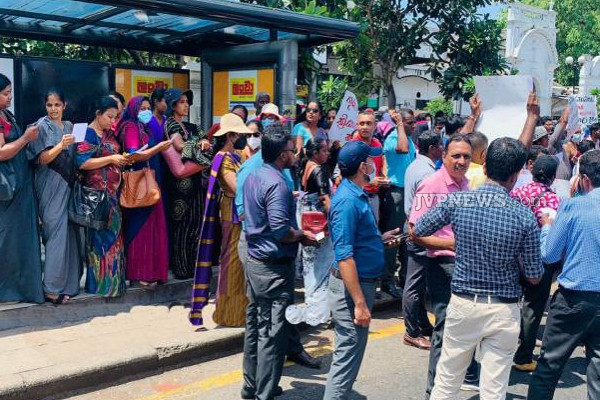 கொழும்பில் நிலவும் பதற்றநிலை: இரு ஆர்ப்பாட்ட குழுக்களுக்கிடையே முறுகல் | Tension Colombo Fight Between Two Protests Groups