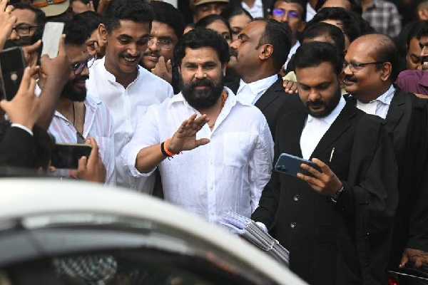 கேரள நடிகை காரில் கடத்தி துன்புறுத்திய வழக்கு!! நடிகர் திலீப் விடுதலை.. | Actress Assault Case Ernakulam Court Gives Verdict கேரள நடிகை காரில் கடத்தி துன்புறுத்திய வழக்கு!! நடிகர் திலீப் விடுதலை.. | Actress Assault Case Ernakulam Court Gives Verdict