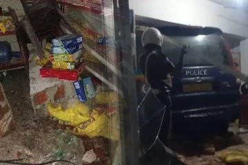 கட்டுப்பாட்டை இழந்து கடைத்தொகுதியை உடைத்த பொலிஸ் ஜீப் வாகனம்