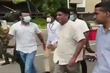 போராட்டக்காரர்கள் ஆக்ரோஷம்! - காலி முகத்திடலில் இருந்து விரட்டப்பட்ட சஜித்!