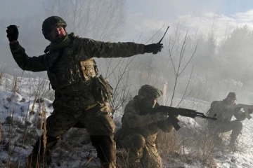 உக்ரைன் மீது தாக்குதல் ;  வரலாறு காணாத உச்சத்தை  தொட்ட கச்சா எண்ணெய் விலை