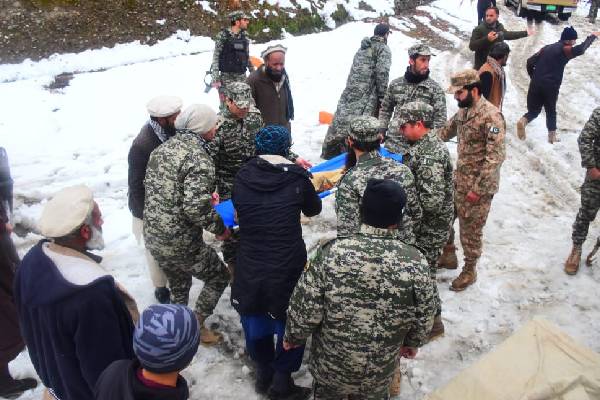 பாகிஸ்தானில் பனிச்சரிவு ; ஒரே குடும்பத்தைச் சேர்ந்த 9 பேர் பலி | Avalanche In Pakistan 9 Members Same Family Killed