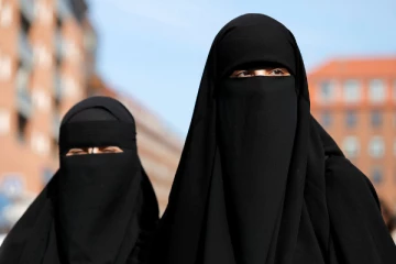 பர்தா எங்கே? ஜீன்ஸ் அணிந்து கடைக்கு வந்த இளம்பெண்ணை அடித்து உதைத்த முதியவர்! அசாமில் நடந்த கொடூரம்