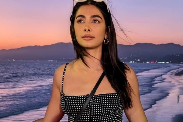 பூஜா ஹெக்டே வெளிநாட்டில் செம கிளாமரான உடையில் வலம் வந்த ஸ்டில்கள்