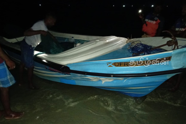 புங்குடுதீவில் அநாதரவாக கரையொதுங்கிய படகு | Boat Stranded On Punkudutivu Island