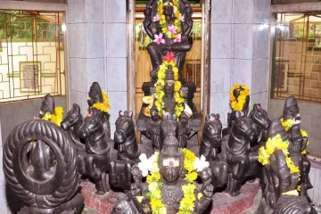 கோவிலில் நவக்கிரகங்களை வழிபடுகிறீர்களா? இந்த தவறுகள் செய்யாதீங்க