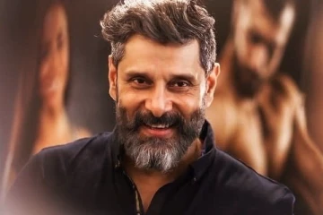 நடிகர் விக்ரமின் தந்தை இந்த நடிகரா? இதுவரை யாரும் அறியாத புகைப்படம்