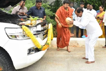 சொந்தமாக கார் கூட இல்லாத முதலமைச்சர் இவர் தான்: தேர்தல் மனுவில் வெளியான தகவல்