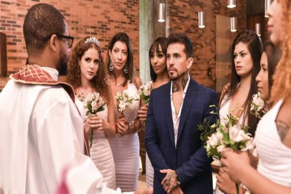 முதல் குழந்தையை யாருடன் பெற்றுக்கொள்வது? குழப்பத்தில் 6 மனைவிகளின் கணவன் | Whom To Have The First Child Husband Confusion