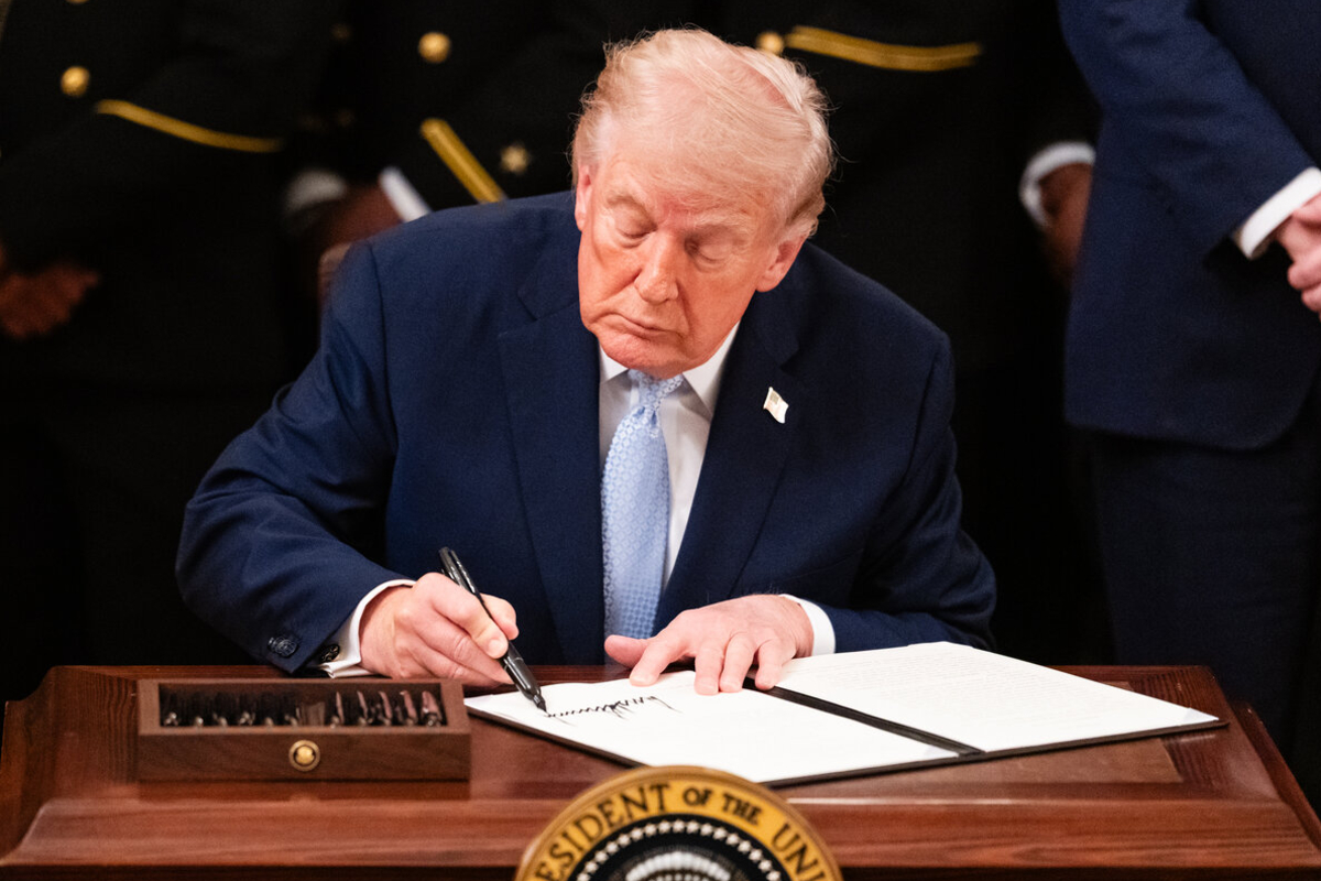 அமெரிக்க டொலரில் டொனால்ட் ட்ரம்ப் கையொப்பம்: 165 வருட வரலாற்றை மாற்றிய அதிரடி உத்தரவு | Donald Trump S Signature On The Us Dollar