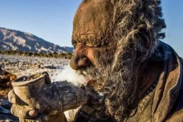 தண்ணீர் என்றாலே பயம்! சுமார் 65 ஆண்டுகளாக குளிக்காத விசித்திர மனிதர்