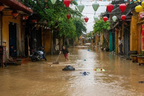 நிலச்சரிவு, இடைவிடாத பேய் மழை... பெருவெள்ளத்தில் மூழ்கும் ஒரு ஆசிய நாடு | Vietnam Flooding Relentless Rain நிலச்சரிவு, இடைவிடாத பேய் மழை... பெருவெள்ளத்தில் மூழ்கும் ஒரு ஆசிய நாடு | Vietnam Flooding Relentless Rain