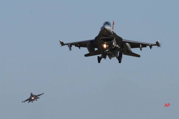 ஈரானுக்கு இறுகும் நெருக்கடி... மத்திய கிழக்கில் போருக்குத் தயாராகும் அமெரிக்க விமானப்படை | Iran Tensions Us Air Force