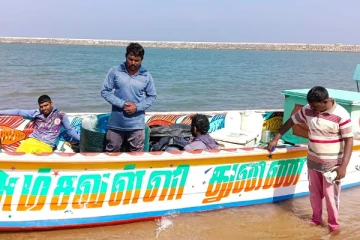 நடுக்கடலில் இந்திய கடற்தொழிலாளர்கள் மீது இலங்கை கடற்படையினர் தாக்குதல் (video)