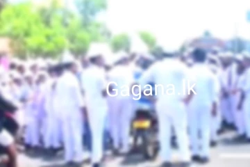 පාසලක ගුරුවරුන් සහ සිසුන් පිරිසක් විරෝධතාවයක..