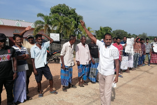 திருகோணமலையில் குடியிருப்பு காணிகளை அபகரிக்க வேண்டாம் என கோரி மக்கள் ஆர்ப்பாட்டம் | Protest Against Land Seizure By Port Authority