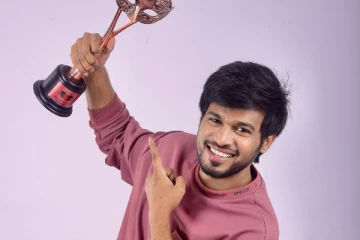 விஜய் டிவி ரக்ஷன் டிவிக்கு வரும் முன் இந்த வேலை தான் செய்தாரா? இவ்வளவு கஷ்டமா