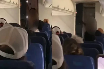 திடீரென விமானத்தில் முழுவதுமாக ஆடையை கழற்றிய பெண் - முகம் சுளித்த பயணிகள்!